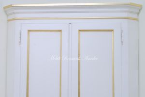 Armadietto ad angolo 2 ante in legno massello finitura bianco e foglia oro